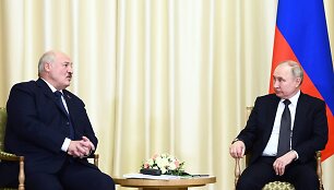 Rusijos lyderis Vladimiras Putinas ir Baltarusijos prezidentu pasiskelbęs Aliaksandras Luka&scaron;enka