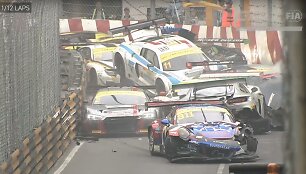 Masinė avarija &bdquo;FIA GT&ldquo; lenktynių serijos pasaulio čempionato kvalifikacijoje Makao. STOP kadras