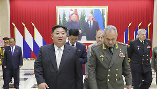 Šiaurės Korėjos vadovas Kim Jong Unas ir Rusijos gynybos ministras Sergejus Šoigu