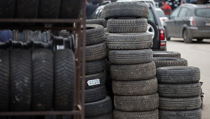 Padangų prekyba Gariūnų automobilių turguje