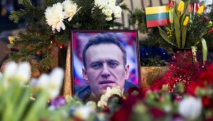 Žmonės rinkosi prie KGB muziejaus pagerbti Aleksejaus Navalno