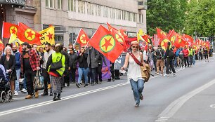 Prie&scaron; &Scaron;vedijos narystę NATO nusiteikę protestuotojai su Kurdistano darbininkų partijos vėliavomis