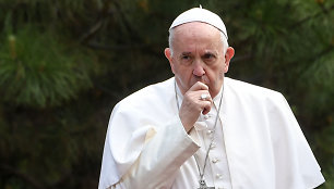 Popiežius Pranciškus suteikia visuotinius atlaidus koronavirusu užsikrėtusiems ir juos gydantiems medikams