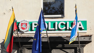 Automobiliai prie policijos komisariato