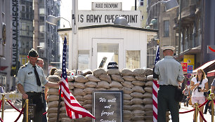 Čarlio kontrolės postas (Checkpoint Charlie) 