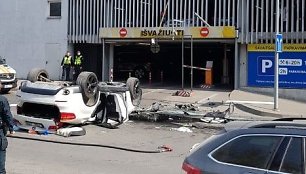 Sostinės centre iš stovėjimo aikštelės iškrito BMW