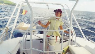 Beatričė mokosi vairuoti jachtą – įprastą transportą-namus Karibuose