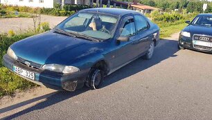 19 kartų baustas vairuotojas į darbą vyko be dviejų sprogusių padangų. 