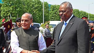Indijos gynybos ministru Rajnathas Singhas ir JAV gynybos sekretorius Lloydas Austinas