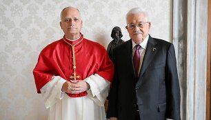 Popiežius Leonas XIV su&nbsp;palestiniečių prezidentu Mahmudu Abbasu / HANDOUT / AFP