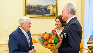 Prezidentas Gitanas Nausėda ir pirmoji ponia Diana Nausėdienė 96-ojo gimtadienio proga pasveikino kadenciją baigusį prezidentą Valdą Adamkų