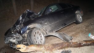 Ukmergės rajone dėl girto vairuotojo suknežinti trys automobiliai