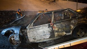 Į gatvės ap&scaron;vietimo stulpus įsirėžęs BMW užsiliepsnojo ir sudegė