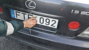 &Scaron;is &bdquo;Lexus&ldquo; paliktas be techninės apžiūros dokumentų ir lipdukų