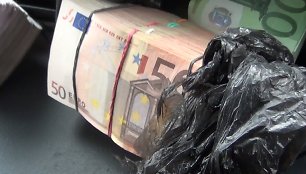 Sulaikyta grynųjų pinigų ir cigarečių kontrabanda