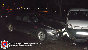 Apgadinti automobiliai &bdquo;Rover&ldquo; ir &bdquo;Citroen Berlingo&ldquo;.
