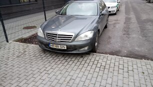 Pakelės apgavikų limuzinas prie Palangos policijos komisariato
