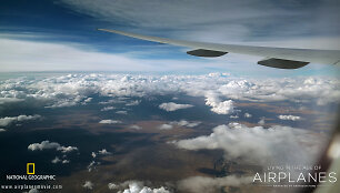 Filmo &bdquo;Living in the Ages of Airplanes&ldquo; kadras