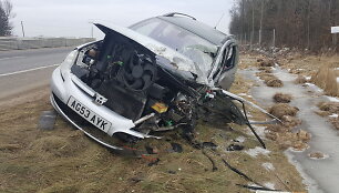 Sekmadienio ankstyvą rytą lengvasis automobilis &bdquo;Peugeot&ldquo; susidūrė su vilkiku MAN.