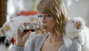 Taylor Swift ir jos katė Olivia Benson filmuojasi dietinės „Coca colos“ reklamai