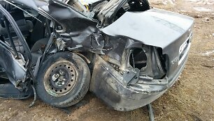 Ties Martyni&scaron;kių kaimu kraupioje avarijoje žuvo penkiolikmetis, trys sužeisti