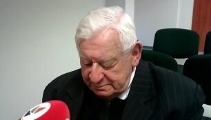 pedofilija-kaltinamas-kunigas-jantanavicius-i-zurnalistu-klausimus-atsake-tik-sypsena