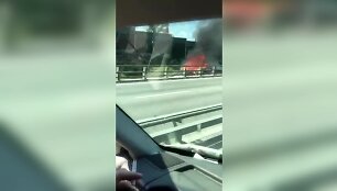 savanoriu-prospekte-atviras-liepsna-deganti-transporto-priemone