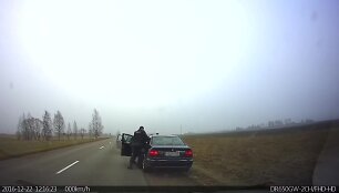 keliu-erelis-is-lazdiju-prisiskraide-automobilyje-rasta-kaip-itariama-narkotiku
