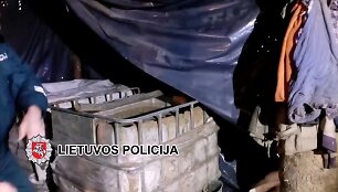 pareigunu-sekme-aptiko-didziuli-naminukes-gamybos-fabrikeli