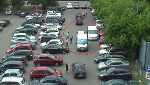 Automobilių stovėjimo aik&scaron;telėje užblokuotos transporto priemonės vairtuotojui ir keleiviams teko palaukti.