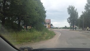 Žole apaugę kelio ženklai