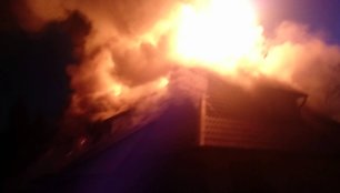 VIDEO kadras: Kaune sudegė namas, kuriame kadaise veikė Daškinių pamėgta pirtis