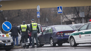 „Toyota Yaris“ ir „Subaru Legacy“ avarija