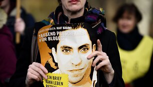 Laikomas Saudo Arabijos blogerio Raif Badawi portretas