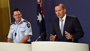 Australijos premjeras Tony Abbottas (de&scaron;inėje).