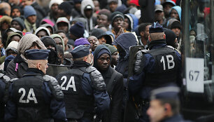 I&scaron; stovyklos Paryžiuje evakuojami tūkstančiai migrantų