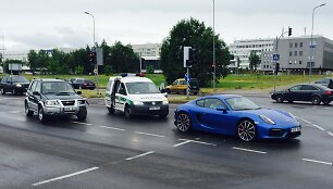 Sekmadienį Vilniuje į avariją pateko prabangus naujutėlis automobilis &bdquo;Porsche&ldquo;