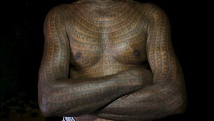 Žemiausios kastos induistai garbinantys dievą Ramą savo kūną puo&scaron;ia tatuiruotėmis