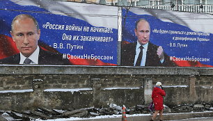 Po okupacijos mieste iškilo plakatai su Vladimiru Putinu