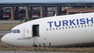 Nepale nuo tako nuslydo Turkijos oro linijų lėktuvas.