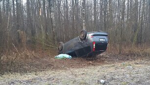 Apvirtęs &bdquo;Ford&ldquo; automobilis įvykio vietoje