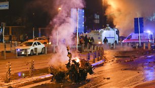 Prie Stambulo „Besiktas“ sporto arenos vėlų šeštadienio vakarą nugriaudėjo du sprogimai.