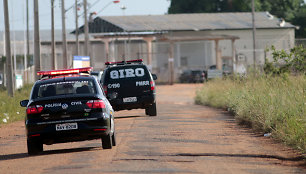 Policijos automobiliai šalia Roraimos valstijos kalėjimo 