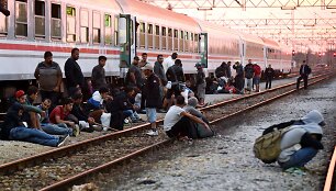 Migrantai mėgina įsėsti į traukinius prie Kroatijos sienos