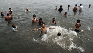 Varginanti kaitros banga Pakistane