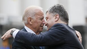 Joe Bidenas lankosi Ukrainoje