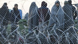 &Scaron;imtai migrantų įstrigo Graikijoje dėl Makedonijos teritorijoje pastatytos sienos