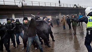 Prie&scaron; migrantų priėmimą protestuojanti minia susirėmė su &Scaron;vedijos policijos pareigūnais