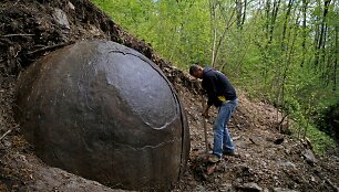 Neįprastas rutulio formos akmuo Bosnijoje ir Hercegovinoje