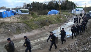 Prancūzijos pareigūnai pradėjo ardyti pabėgėlių stovyklą prie Kalė uostamiesčio